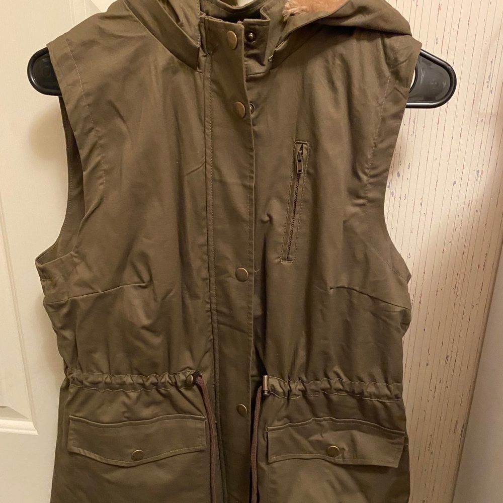 Olive vest with removable hood and faux fur inside